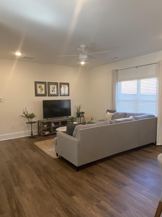 Building Photo - 114 Conrad Dr