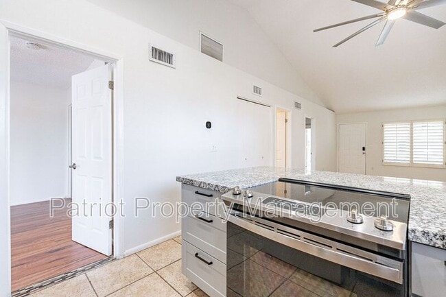 Building Photo - 3316 E Crescent Ave