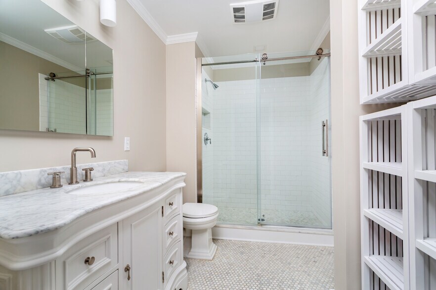 En Suite Bath - 15 River Rd