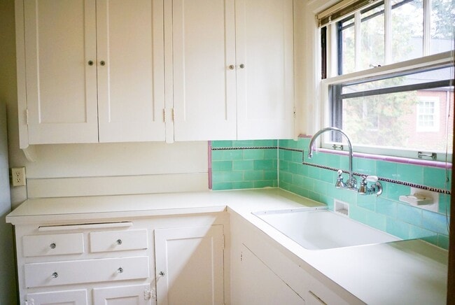 Building Photo - Amazing Vintage Tile, Arched Doorways, Built-ins & Courtyard in This Art-Deco Townhouse!