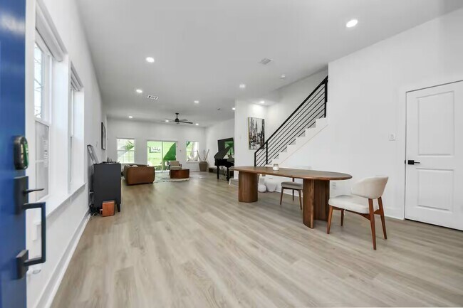 Building Photo - 6747 Peerless St