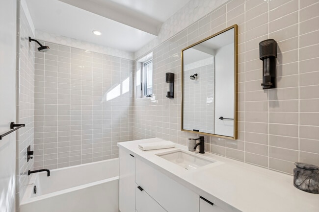 Building Photo - 503 L St