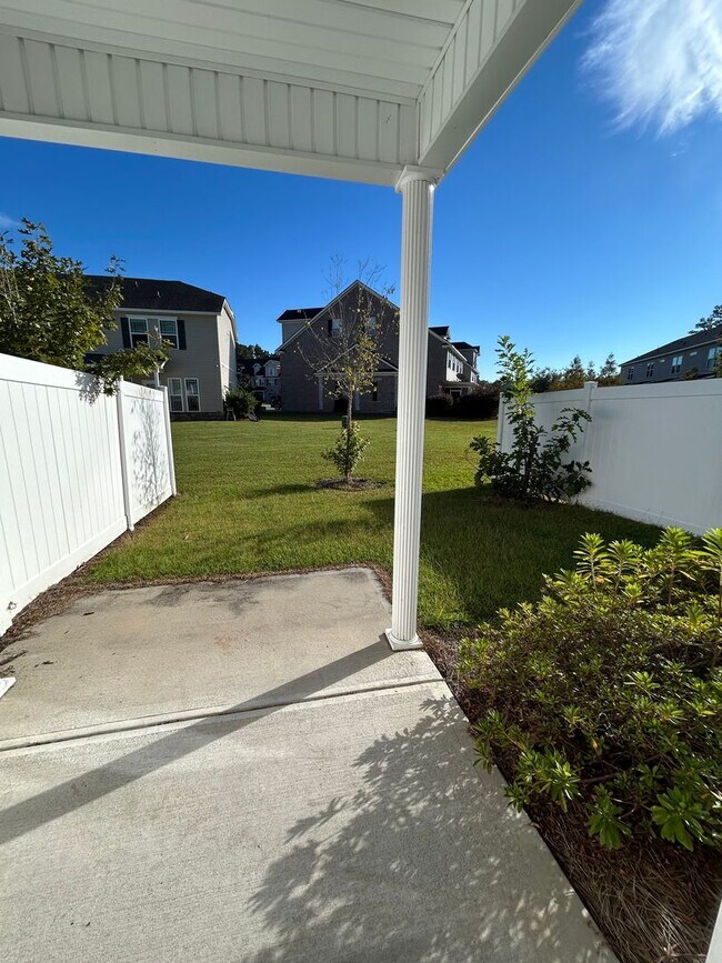Building Photo - Spacious End Unit in Prime Location!