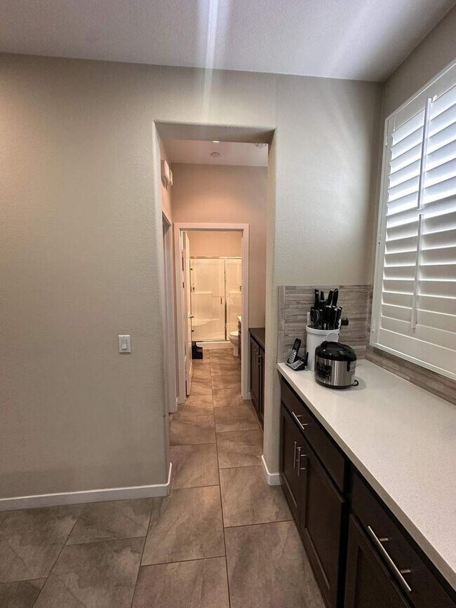 Building Photo - Stylish 4BR/3BA Home in Rosetta Canyon wit...