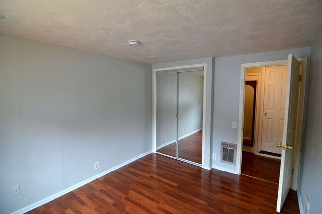 Building Photo - Shoreline 3 bedroom/1 bath