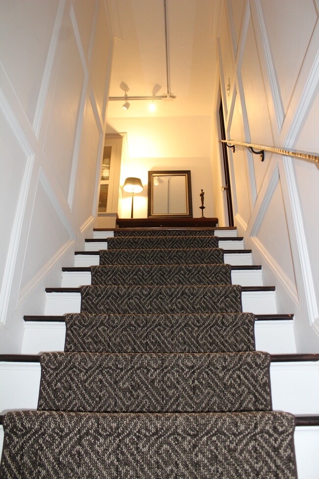 Wide stairs - 9144 River Rd