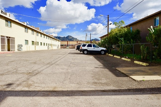 Building Photo - 809 E Vogel Ave