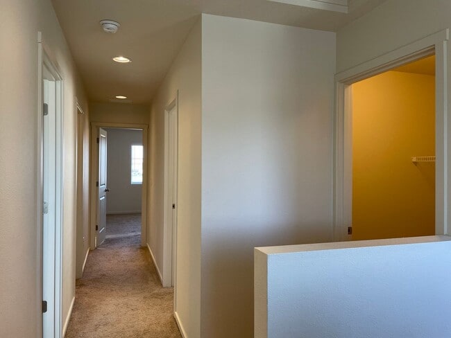 Building Photo - BEAUTIFUL 3 Bedroom 2.5 Bath Home! High Ce...