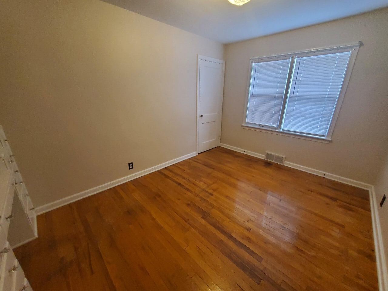 Bed 1 - 825 S Walnut St
