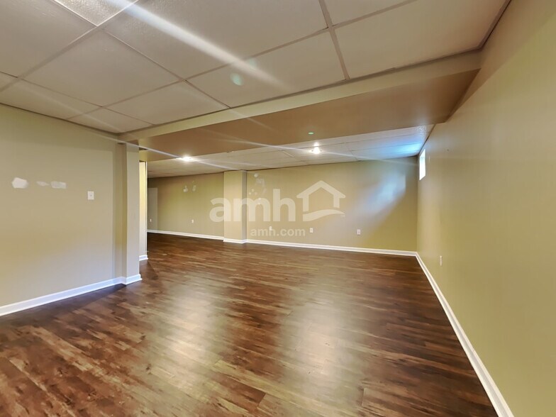 Building Photo - 755 Elm Tree Dr