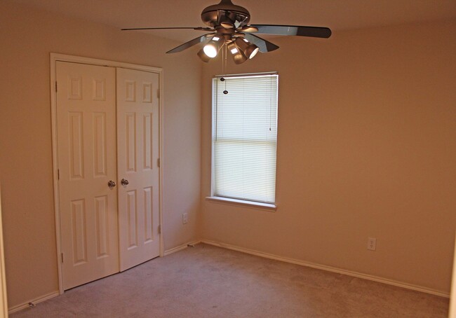 Building Photo - 4 Bedroom 2 Bath home for Lease