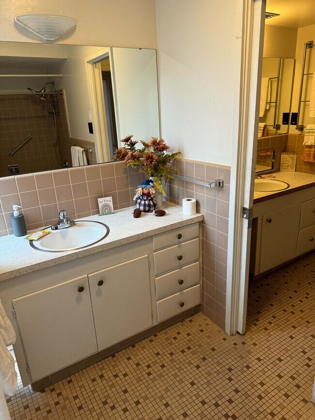 Building Photo - 305 Indian Creek Dr E