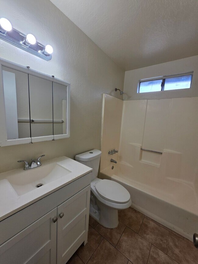 Building Photo - 2009 Oregon St