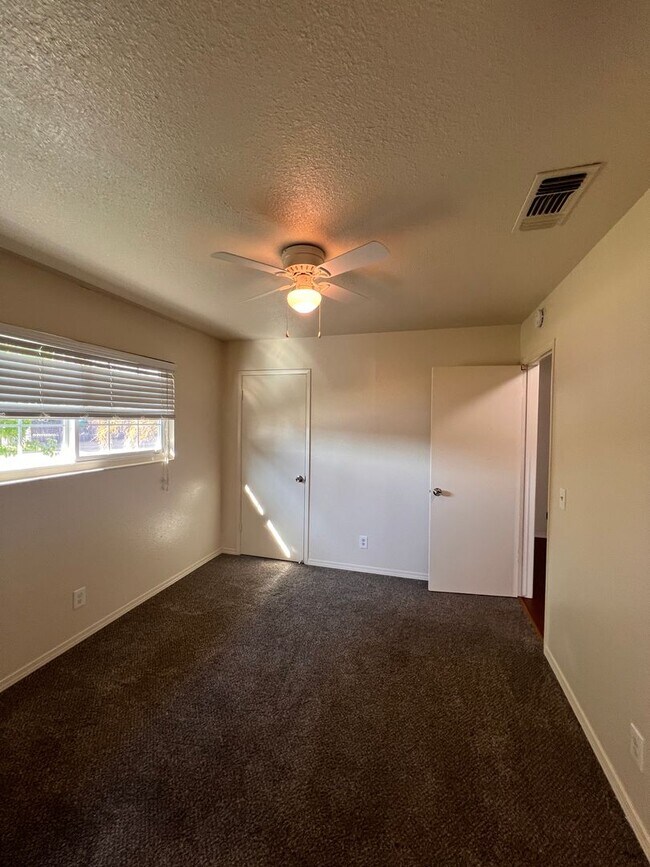 Building Photo - Available right away - 4 bedroom 2 bath