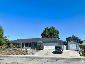 Building Photo - Spacious 4 bed, 2.5 bath with HEATED POOL ...