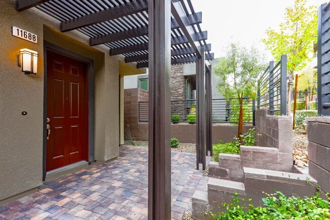 Building Photo - 3 Bed Nicely Upgraded Summerlin TownHome