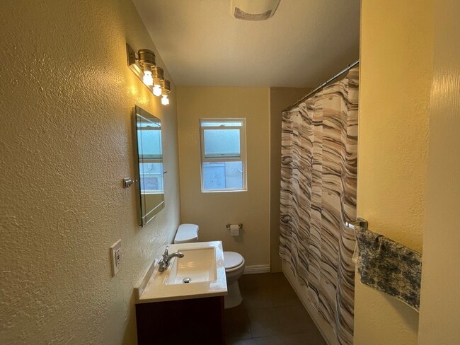 Building Photo - 1939 Hill Ave