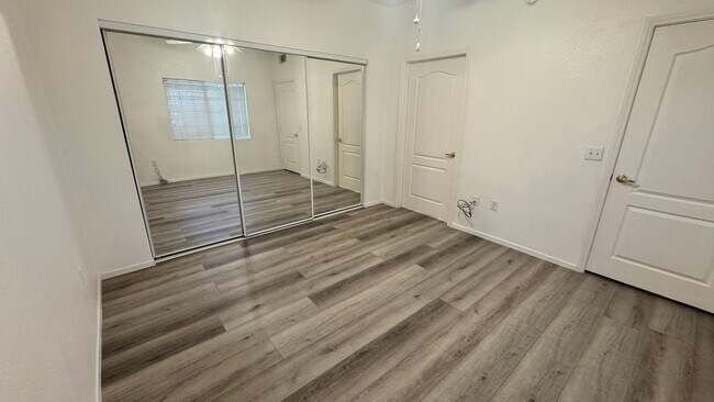 Building Photo - Gated Community 2 bedroom 1 car garage