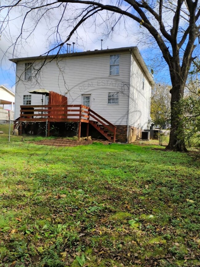 Building Photo - Three Bedroom, Two Level Duplex for Rent!