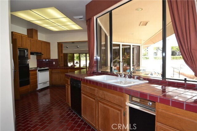 Building Photo - 2555 Plaza del Amo