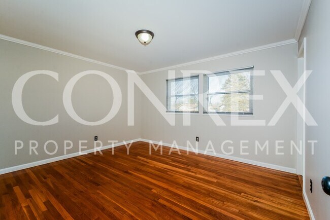 Building Photo - Beautiful 3 Bedroom with Hardwood Flooring!