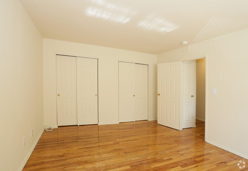 Maple Crest Garden Apartments at Dix Hills 21 Baldwin Path Deer Park