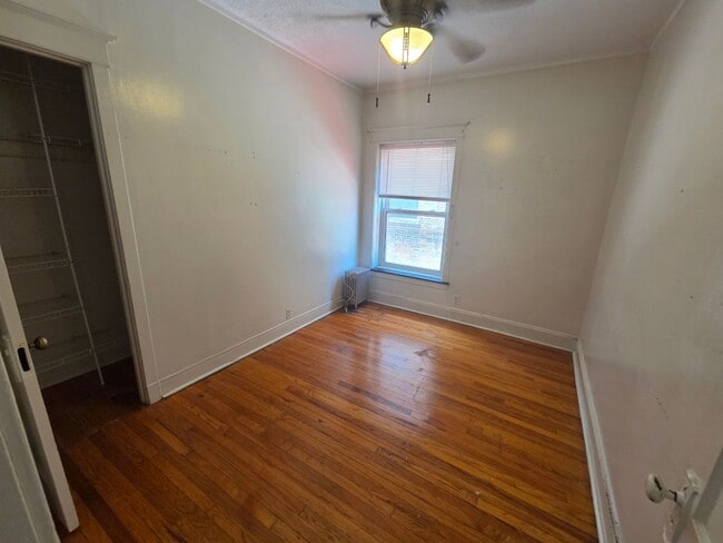 Building Photo - Large 3-bed/1-bath Apartment in the Heart of Rogers Park!
