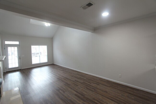 Building Photo - Wonderful and Large 3 Bedroom 2.5 Bath Townhome w/Garage