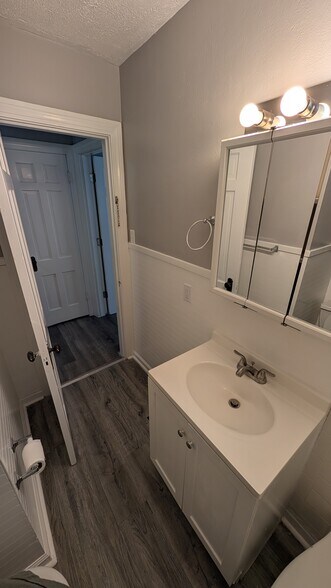 Bathroom - 929 N Randolph Ave