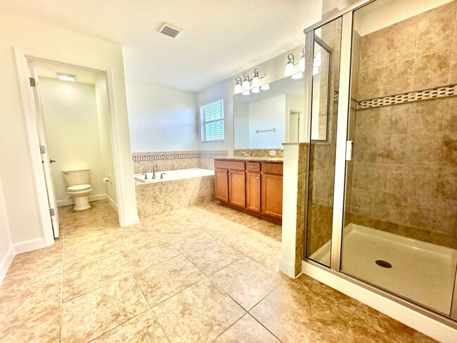 Building Photo - Upscale and modern 5bedroom/2.5bath home i...