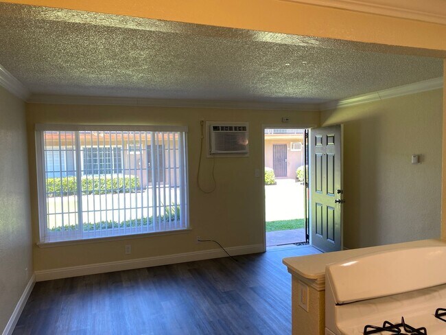 Building Photo - Welcome to SkyView Villa & Somerset Apartments!