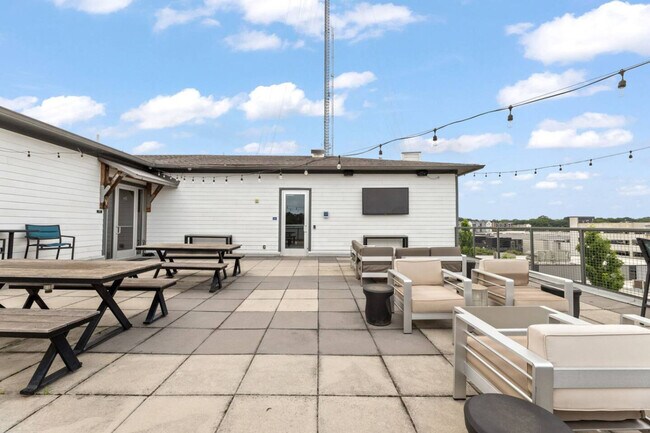 Building Photo - 841 Memorial Dr SE