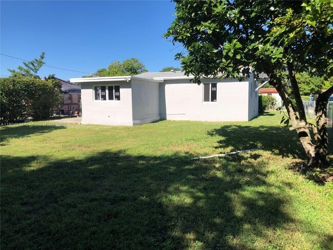 Building Photo - 2336 NW 15th Ct