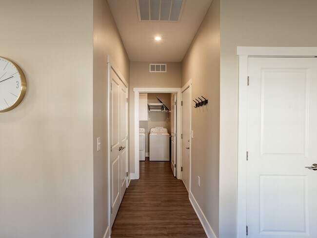 Building Photo - 5859 Zinfandel Ave
