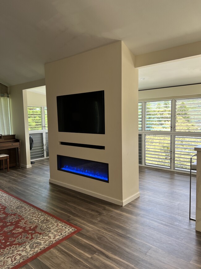 Electric Fireplace - Upper level - 3321 Anoai Pl