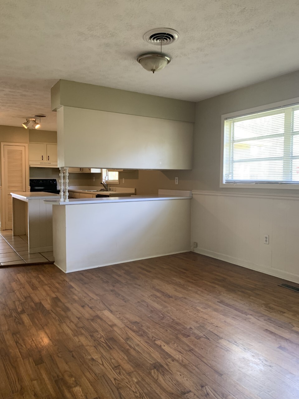 Building Photo - 2021 Davis Ave