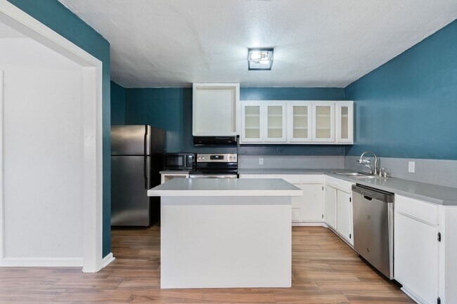 Building Photo - Vacant