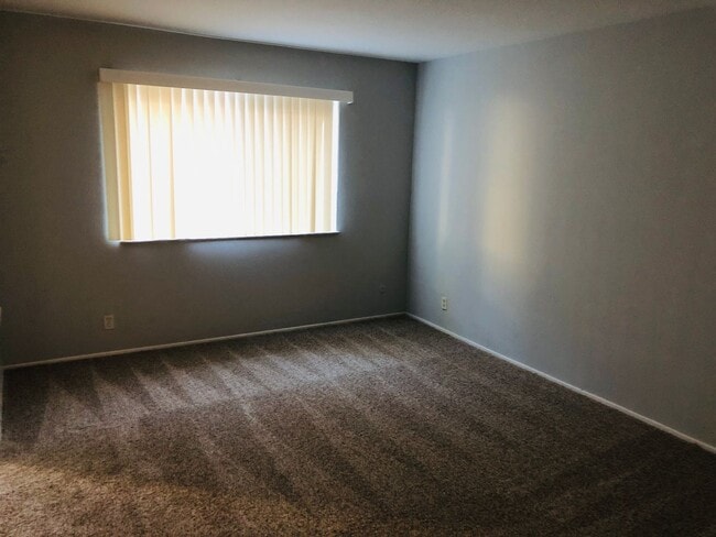 Building Photo - Great looking condo in a nice and clean complex