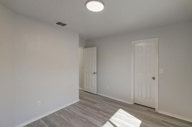 Building Photo - 7605 Cougar Dr