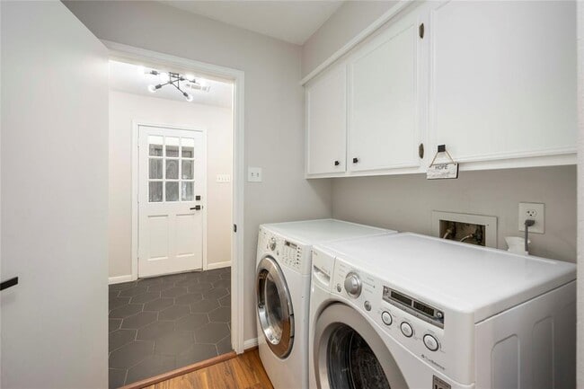 Building Photo - 5511 Green Timbers Dr