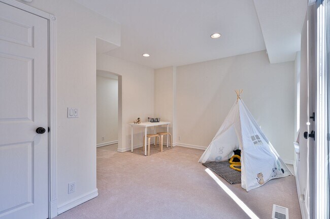 Building Photo - PRICE REDUCTION 5 Bedroom Home in the Sought-After Hillshire Estates of Bull Mountain