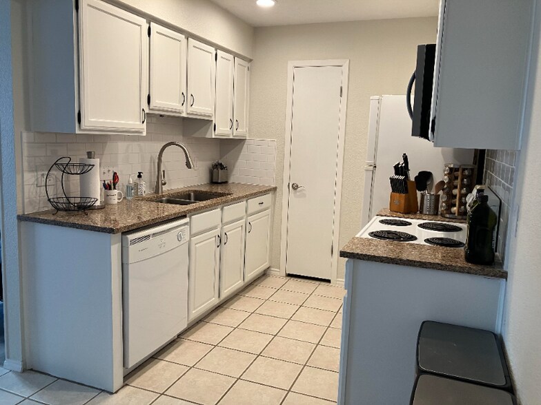 Building Photo - 2107 Courtney St