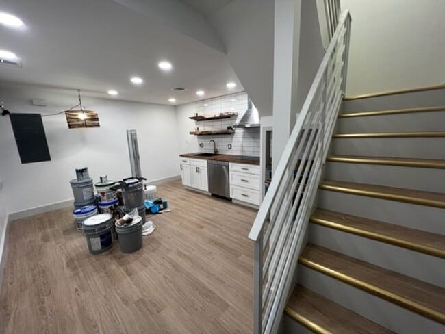Building Photo - BRAND NEW town home in the center of it all