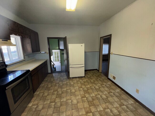 Building Photo - 420 W College St