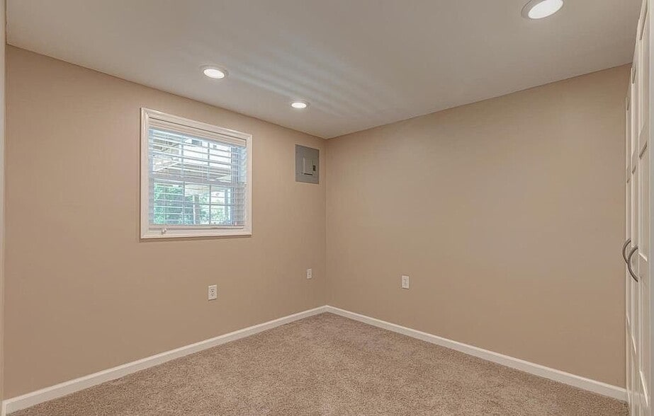 Building Photo - 6510 Carriage Dr