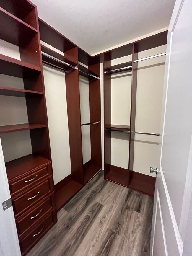Building Photo - Modern condo  in the center of shopping , restaurants and entertainment venues.