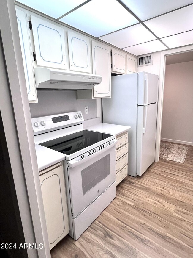 Building Photo - 9815 W Lancaster Dr