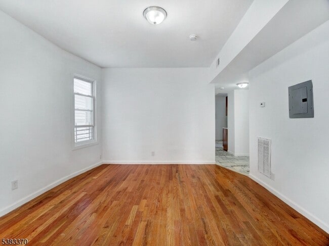 Building Photo - 329 S 19th St