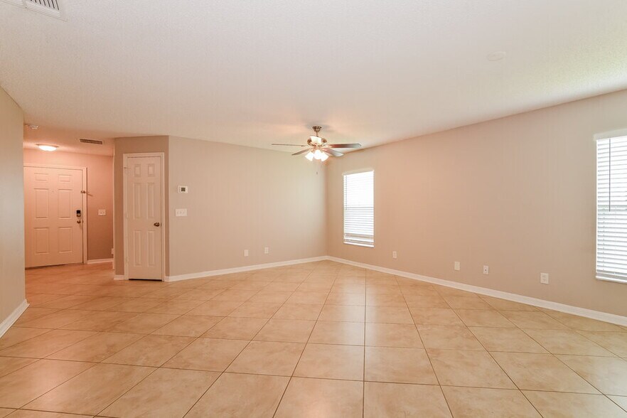 Building Photo - 165 Walnut Crest Run