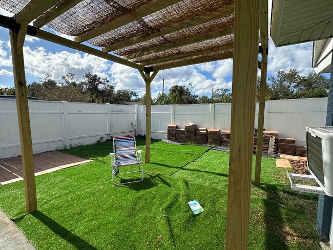 Building Photo - "Charming 1-Bedroom in Port Charlotte's Tranquil Setting"